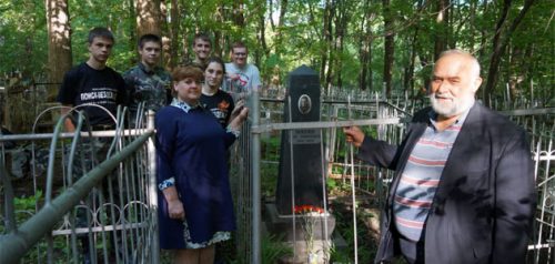 У могилы летчика Якова Михина. Фото предоставлено Ларисой Казаковой