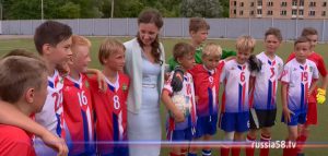 Анна Кузнецова с юными футболистами